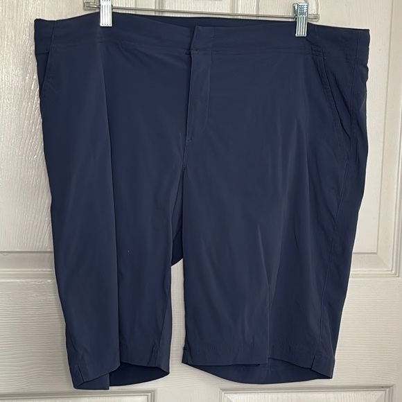 Columbia Pants - COLUMBIA women’s nylon 11 inch length shorts size 18 mesh pockets